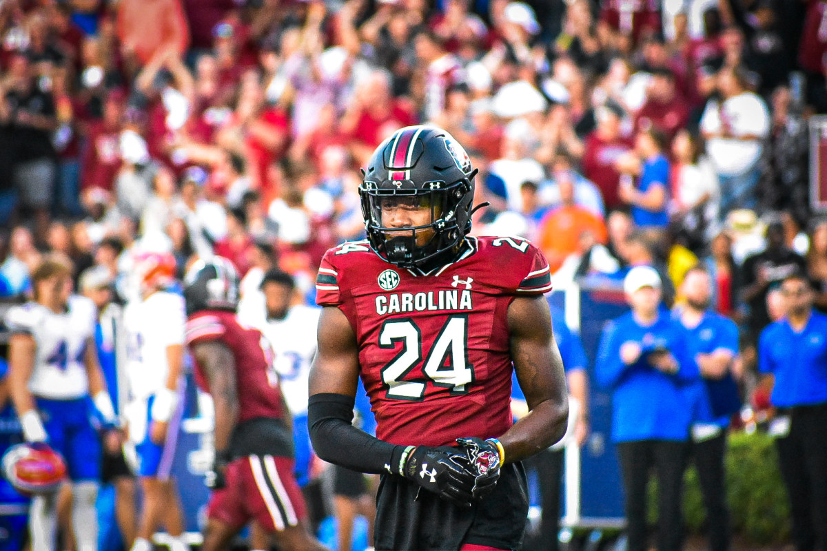 Jalon Kilgore looking to the sideline for a pre-snap call against Florida (14th Oct., 2023)